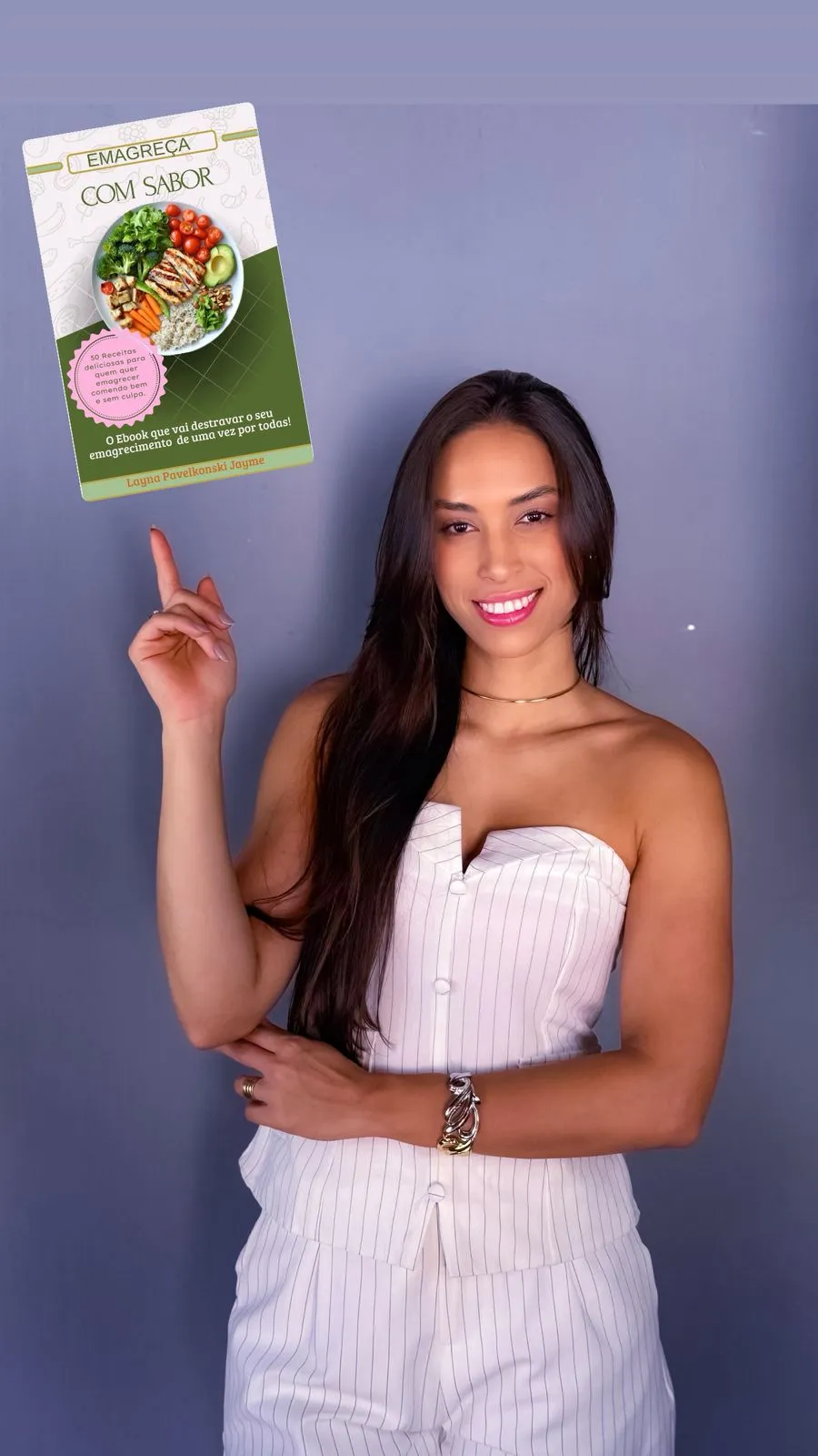 Mulher segurando um livro de receitas